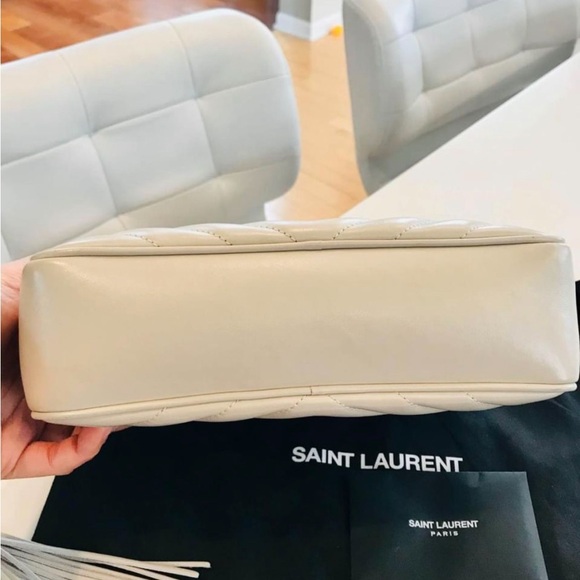 YSL SAINT LAURENT
Calfskin Matelasse Monogram Lou Camera Bag Crema Soft - Picture 4 of 8